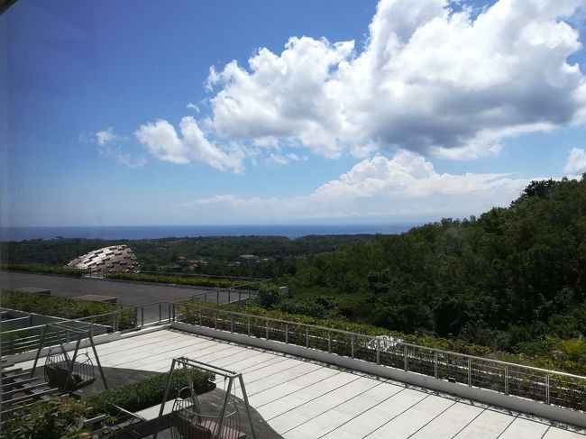 シャトルバスに乗り込み走って行くと、海が見えてきました。