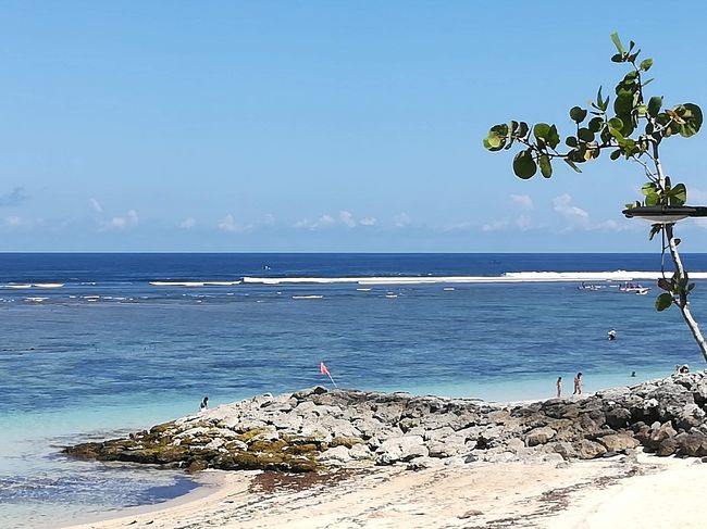 海岸が見えてきました。<br /><br />ちょっとした突堤がありますね。<br />カニとか居てそうですね。