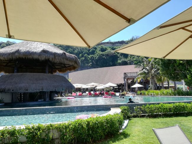 プールもあります。<br /><br />この写真はビーチの方からプール・建物を見た方向です。<br /><br />結構プールも大きいです。