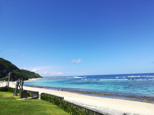 グリーンの芝生に白い砂地に青い海。<br /><br />メッチャ綺麗です。