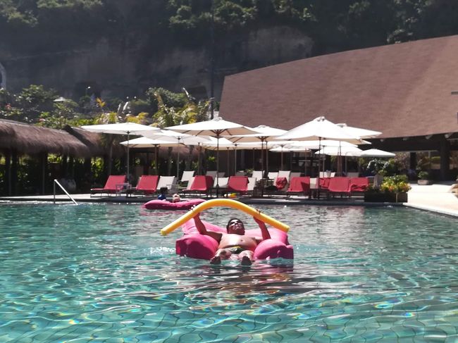 プールに設置されていた大きな浮き輪みたいなボードに乗っかり、お友達がくれたウキウキポールも今回持参したので一緒に戯れてます。