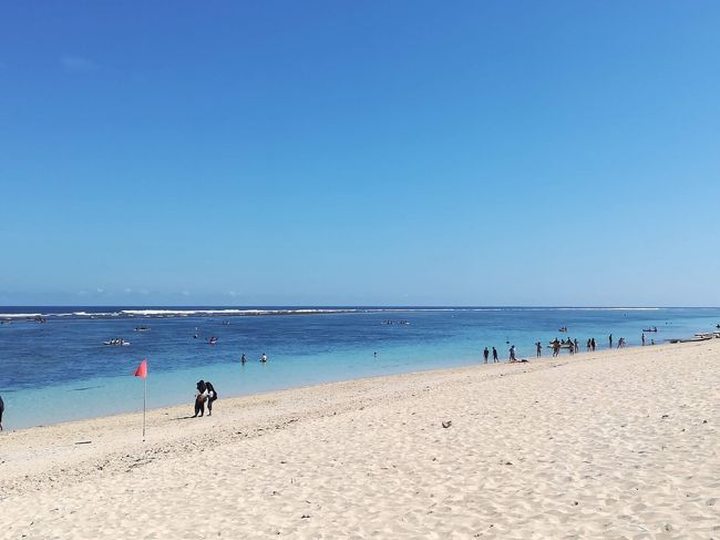 ビーチまでやって来ました。<br /><br />人もちらほらいらっしゃいます。