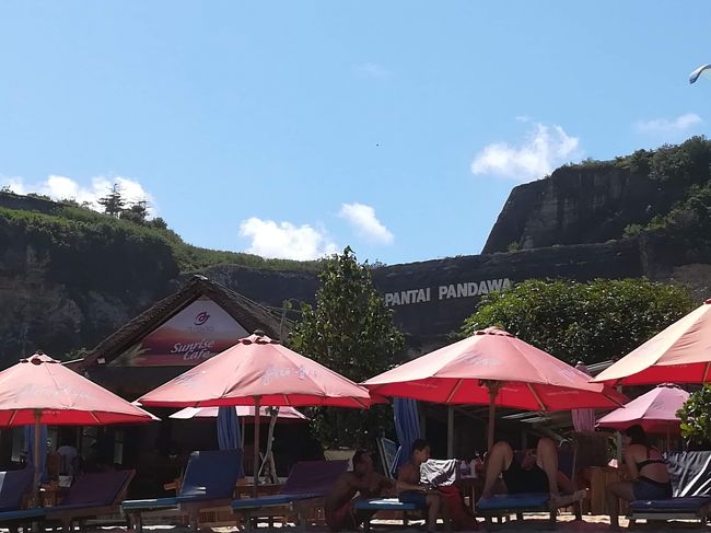 その奥の山には<br />ＰＡＮＴＡＩ　ＰＡＮＤＡＷＡ<br />の文字が！！