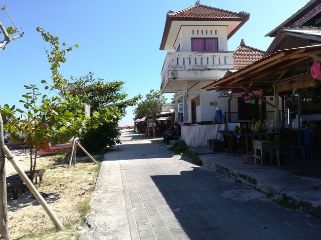 パラソルの奥の遊歩道にはお土産屋さんやご飯屋さんが一杯あります。<br /><br />お財布とタオルと持ってきたら困らないんじゃないかな？