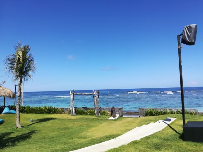 今度はビーチまで行ってみましょう。<br /><br />この小道に沿って海に向かいます。