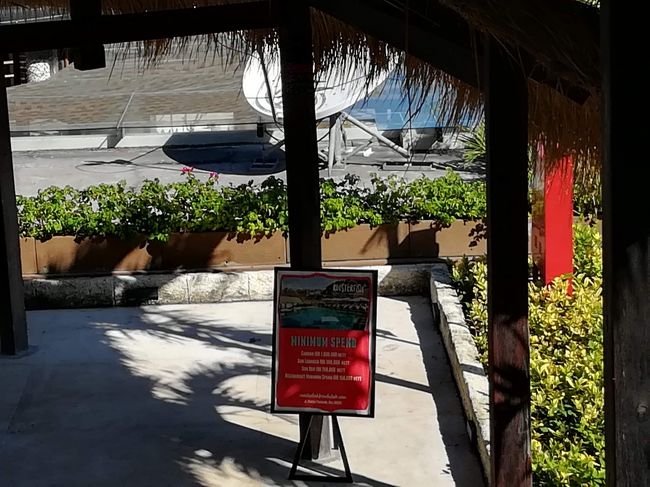 バスを降りたところに看板ありましたけど、なんて書いているのか？<br /><br />ドライバーさんの案内により、通路をどんどん下りて行きますと