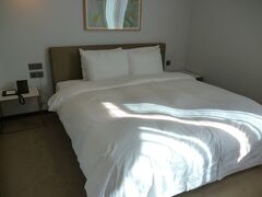 いつものように軽電鉄と都市鉄道で
チャガルチ駅まで移動して３番出口から
５分のハウンドホテルプレミアナンポへ
１年ぶりの宿泊です。

チェックインの時間より早く着いたのですが
部屋の準備ができているとのことで
チェックインできました。

今回はデラックスダブルルーム。
クィーンベッド。