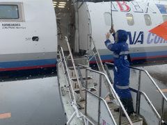 1時間のフライトが
成田空港天候悪く混んでいると、40分余も上空で旋回
(ま、飛ばない事に比べたら屁でも無いです～～10月Hawaii 台風で色々有りましたからね)

やっと着いたかと思えば
やはりの沖止め
(これ、仕方ないのよな～～弱い会社だから)

そして、強風の雨雨雨

あああ～せっかく強めに巻いて貰ったのに
カールが無くなってしまうよ
(笑)

