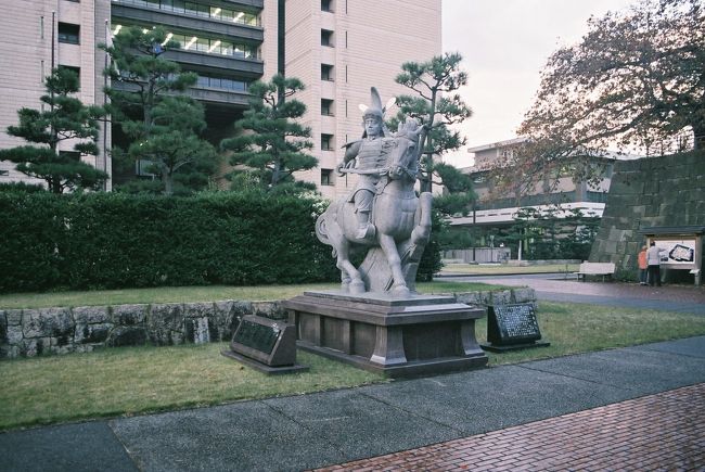 ひとつの石から作られた結城秀康公像。