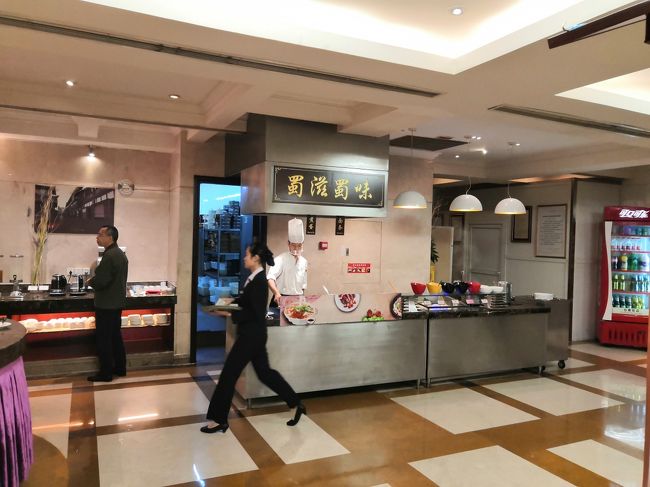 昨日までがかなりタイトな旅程でキツかったので今朝はちょっとゆっくり目に起きて朝風呂浴びて8時前にホテルの朝食。<br />１月来たときは確か朝食無料だったんだけど今回は有料になってた。<br />なのに4泊中2日出発早すぎて食えなかったのが無念だ。<br />