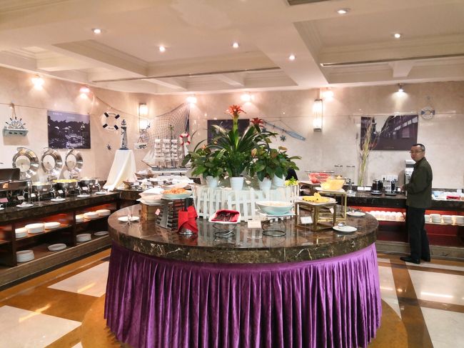 ちゃんと麺ステーションとエッグステーションもある<br />麺は辛いし、卵は目玉焼きしかないけど・・・<br />お粥も2種類、湯も2種類パンも焼きそばもチャーハンもある。<br />包子も6種、揚げ物もフルーツもある。<br />但しなぜかベーコンとハムがない（ちょっと悲しい）