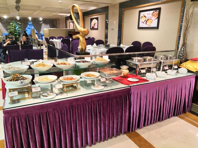 1泊4千円を切る価格でこの朝食はすごいと思う。<br />漬物系もめっちゃ充実。