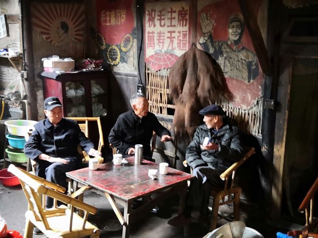 9時半頃茶館到着、ホントは日が昇る前のひとときが一番フォトジェニックなんだけど今回はただただお茶を飲んでだらだらするのが目的なんでちょっと遅めでも無問題。<br />