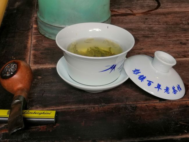 座ると自動的に蓋碗で花毛峰が出てくる。<br />他のお茶があるのかどうかは？<br />10元は市内の茶座の半額以下なんで安いと言えば安い、昔は5角だったとか（いつの話かは？だが）<br />