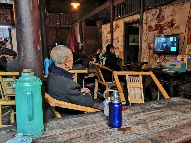 一通り写真を撮ってしまうと観光客の一団が去ってつかの間の静寂が訪れる。（私も観光客だけど長時間お茶を飲んでいるので店主には好意的に見られているようだ）