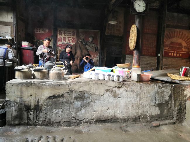ここは中国国内でも希有な文革頃から変わらぬ形で営業している老茶館である。<br />ただそれがやたらネットで喧伝されたことで中国国内観光客の観光スポットと化しており彼らがやってくると静かにお茶を飲める雰囲気ではない。<br />かく言う私もパイプを燻らしてお茶を飲んでいると、にわかカメラマンが10人ぐらい巨大な1眼レフ＋長大なzoomレンズの砲列をこちらに向け「もっと煙を出せ」とのたまう始末。<br />（パイプでパカパカ煙をあげるとボールの中の煙草がいこって煙が辛くなるんだよ！）<br />モデルになるのはいいんだけどさ、俺日本人だよ！！って言ったのにガンガン撮りやがって<br />大体ここ爺ぃを撮りに来るところなんだよな、つーことは俺ジジイ認定ってことかよ！！
