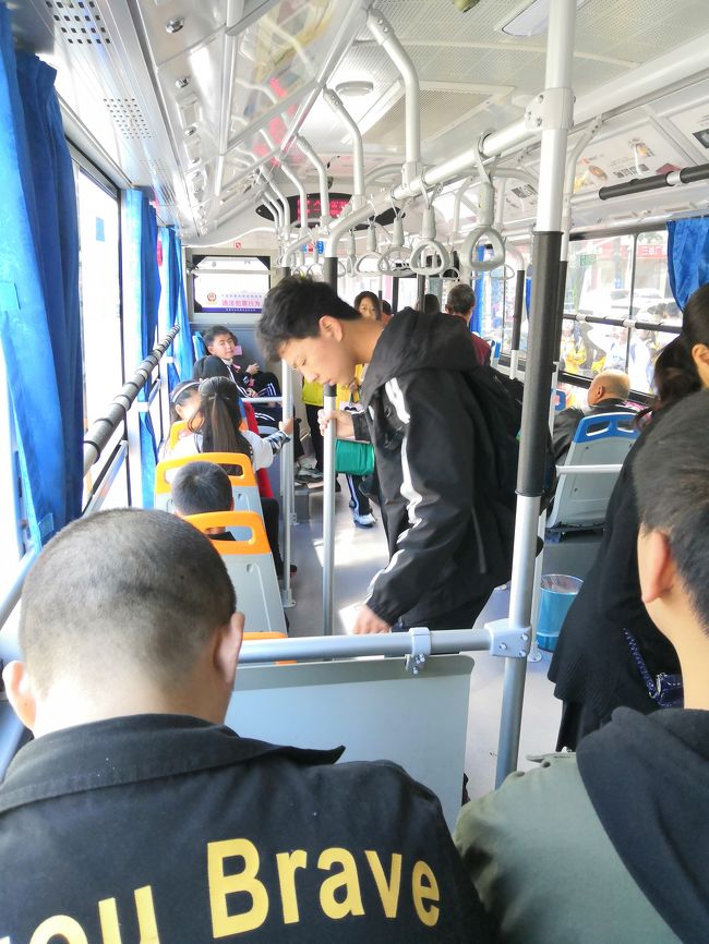 タクシーが通れば良かったんだけど居なかったのでやってきたS03路のバスで東升地下鉄駅に戻る、1元なり。（Ｓ04でも帰れる）