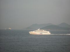 香川県では、まず最初に高松港から小豆島へフェリーで渡ります。
高速船に追い抜かれ。