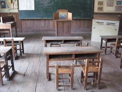 内海町指定文化財になっている苗羽小学校旧田浦分校校舎（岬の分教場）の教室内。