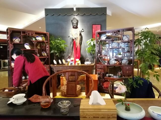 飯の後は当然お茶だが前回文殊院の茶座「香園」は行ったのでちょっと歩いて大益茶体験館へ<br />ここは雲南の大益茶業のフランチャイズ茶館で大益茶を定価で売っているお店兼茶館である。<br /><br />