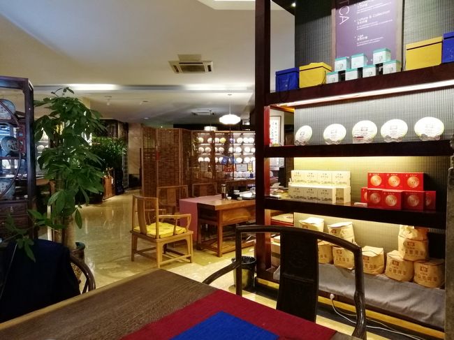 5月に雲南孟海の本店で買いそびれたお茶を買い足そうと思って訪れたのだがお店のお姉さん二人とお店の中で玉（ギョク）を造る工芸師の方に歓待していただき、工芸師の方の秘蔵の生茶（当然非売品）や2007年の易武生茶などをご馳走になりまた二時間ほど楽しませていただいた。<br />中国では中国茶が好きというだけで歓待していただける、ありがたいことだ！<br /><br />それにしてもろくな写真がない。<br />話とお茶に夢中でほとんど撮ってない。<br /><br />大益の熟茶を二ついただき帰路に就く。