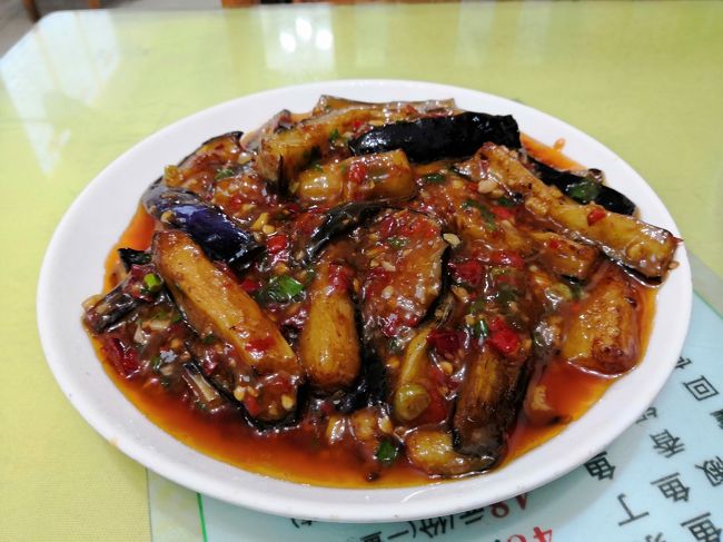 部屋に荷物を下ろしモバイクで夕飯を食いに行く。<br />「特味特川菜」と言う四川料理店で麻婆ナスと回鍋肉と白飯で39元（600円）<br />ポーションがでかくて１人では半分も食えない。<br />お店の人には申し訳ないが残させて貰った。<br />それでも夜眠れないぐらい胸が焼けた。<br />（旨いんだけど油がなあ、凄過ぎて・・・もう若くないし）<br /><br /><br />今日も結構お茶飲んだなあ。<br />満足満足！！<br /><br />明日は7時台の高鐵で宜賓、また早いので12時には寝ることにする。<br />