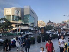 電脳街を探索し終えたら、東門街へ移動。
このころになってようやくネットが利用できるようになった。

ここは深センの原宿のような街で、若い人で大賑わいとなる。