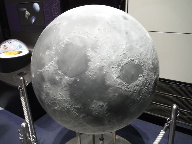 月の精巧な模型。