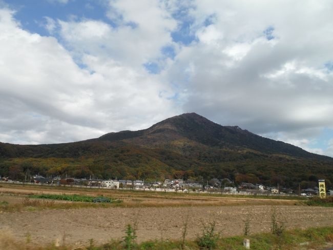 日本百名山にも選ばれている筑波山が見えてきました。標高は877mと高くはないですが、平野にそびえるその姿は古来より「西に富士、東に筑波」と言われる存在感だったそう。