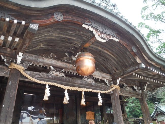 拝殿のシンボル「大鈴」、鈴緒がなく鳴らすことはできません。両側の切れ込みが猪目（いのめ）になっていて、これが偶然にもハート形に見えます。 