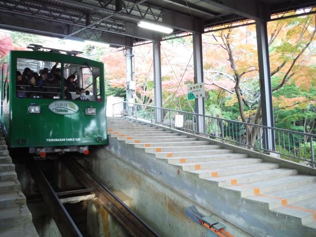宮脇駅から筑波山頂駅へ約８分の乗車です。大正14年10月に開業、1台に107名（車掌を含む）乗車することができるそうです。