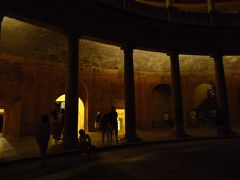 〇カルロス５世宮殿＠アルハンブラ宮殿

11時
夜のアルハンブラ宮殿を散策するのを楽しみにしていた割に出遅れたと思っていたら、カルロス５世宮殿には結構な人がいた。