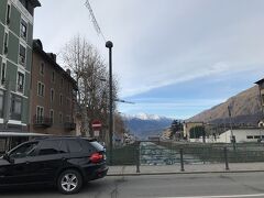 ティラーノの町を歩いて駅まで参ります。これからまたスイス方面へ戻りますので、本当にこの町だけ少しだけイタリアに足を踏み入れた感じなのですが、走っている車がヒュンダイやらシュコダやらが多く、それだけでもスイスのVWやらBMWやらが多いのとは違って見えます。