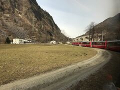 Campascio（カンパッシオ）駅を過ぎてしばらく走ると、Bernina Expressのハイライト、Viadotto elicoidale di Brusio（ブルージオ橋）が現れます。