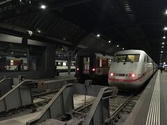 チューリッヒ中央駅に到着しました。乗ってきた列車はここが終点ではなく、折り返してドイツとの国境の都市Baselまで行きます。