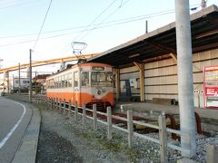 年季の入った電車に、こちらは年季の入った、とまで言っていいのかどうかわからないけれども、新しい建物ではない駅（停留場）。
