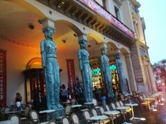 Winkel van Sinkelレストラン。柱がおもしろい。