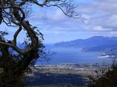 眼下にはこれまでの森、沼とはちがった風景が広がっていました。岩内の町、日本海、遠くは積丹だとか！
