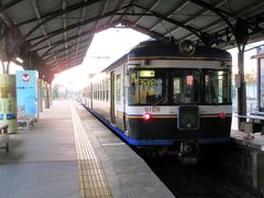 途中の川跡駅で大社線に乗り換えて、出雲大社前駅に着きました。朝7時なのに、出雲大社行きの電車はかなりの利用客で少し驚きました。このとき乗った大社線の車両は急行用として導入された5000系。もとは京王5000系電車ですが、木を多用した車内に生まれ変わった編成でした。