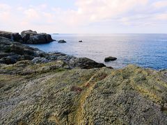 灯台までは和歌山の白浜を思い出すような柱状節理の海岸を歩いていきます。美しい景色なのですが、急いでいるのが本当に残念でした。