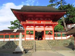 日御碕神社、楼門です。
日御碕神社は、出雲国風土記に美佐社と記される歴史ある神社で、竜宮城のような美しさの神社として知られ、建物は鮮やかな朱に彩られています。