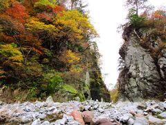 神社へ行く途中には南光河原という場所があり、切り立った岩壁が迫るところが金門と呼ばれていて、大山の中では人気があるパワースポットです。