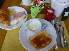 今日はホテル（Hôtel de l'Europe）の朝食をいただいてみよう
（@9.90eur）

パンがおいしい
ヨーグルトかと思ったら、チーズ(フロマージュ)だ！
すっごくおいしい