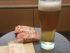 ラウンジで朝からビール。現役ではありませんから。