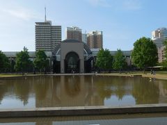 　博物館建物、ゲート、池、周囲の高層ビル群。計算された素晴らしい構成美です。