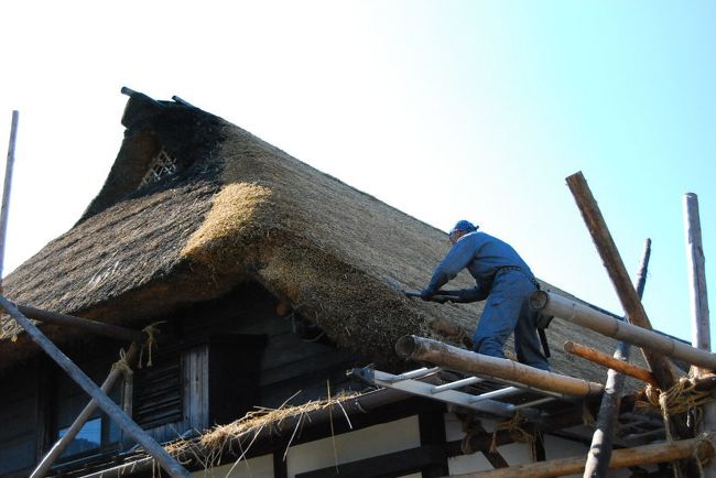 茅葺屋根の仕上げは、特殊なハサミでカットします。』秩父(埼玉県)の旅行記・ブログ by 相笠さん【フォートラベル】