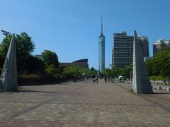 　博物館と図書館前の広場から見る福岡タワー。ここ百道浜一帯は１９８９年に開催されたアジア太平洋博覧会（よかトピア）の会場として埋め立てられた場所で、万歩計の学生時代は松原が茂る海水浴場でした。