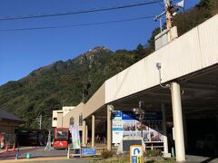 8:43 御在所ロープウェイに着きました。

正面に見えるのが御在所岳です。