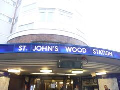 St.John's Wood駅で下車。　Wellington Roadを渡って，まっすぐ５分，三角路の右が　アビイ・ロードAbbey roadです。
