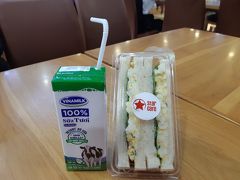 初ベトナムで最初に食べた物
国内線搭乗ゲートの回りの飲食店はバーガーキングを含め3店舗あります
一番空いていたStar Cafe（←パインミーやフォーがあります）へ、成田で1万円だけ両替をしたけれど、単位の大きさに疲れた頭がついて行けず、カードで購入・・
この牛乳、異常～に甘かった…
これで25,000VND←約125円